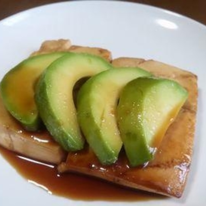 豆腐ステーキのアボカドのせ